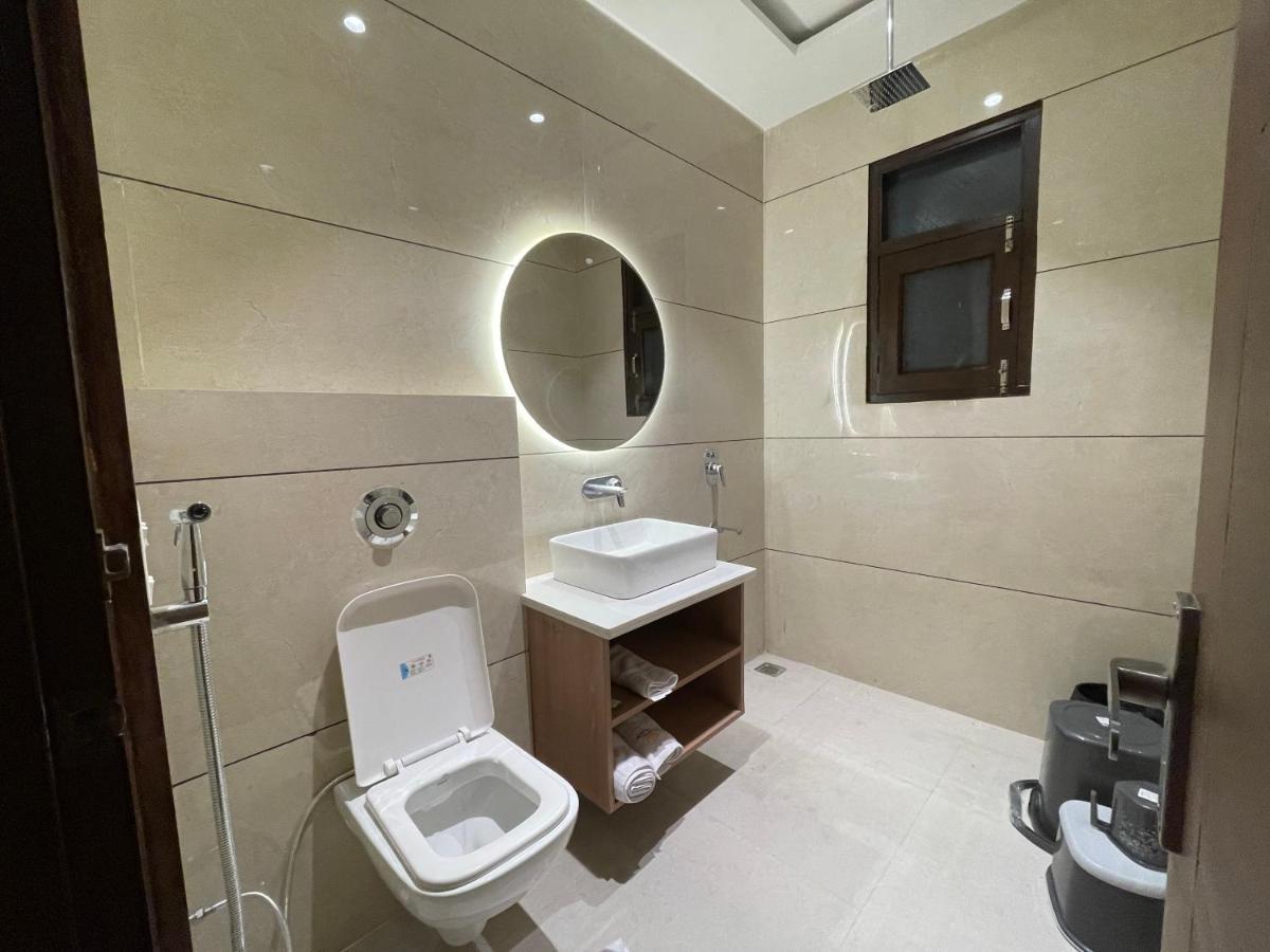 Hotel Crown Savoy, Near Railway Station & Guru Nanak Dev University Amritsar Exterior photo