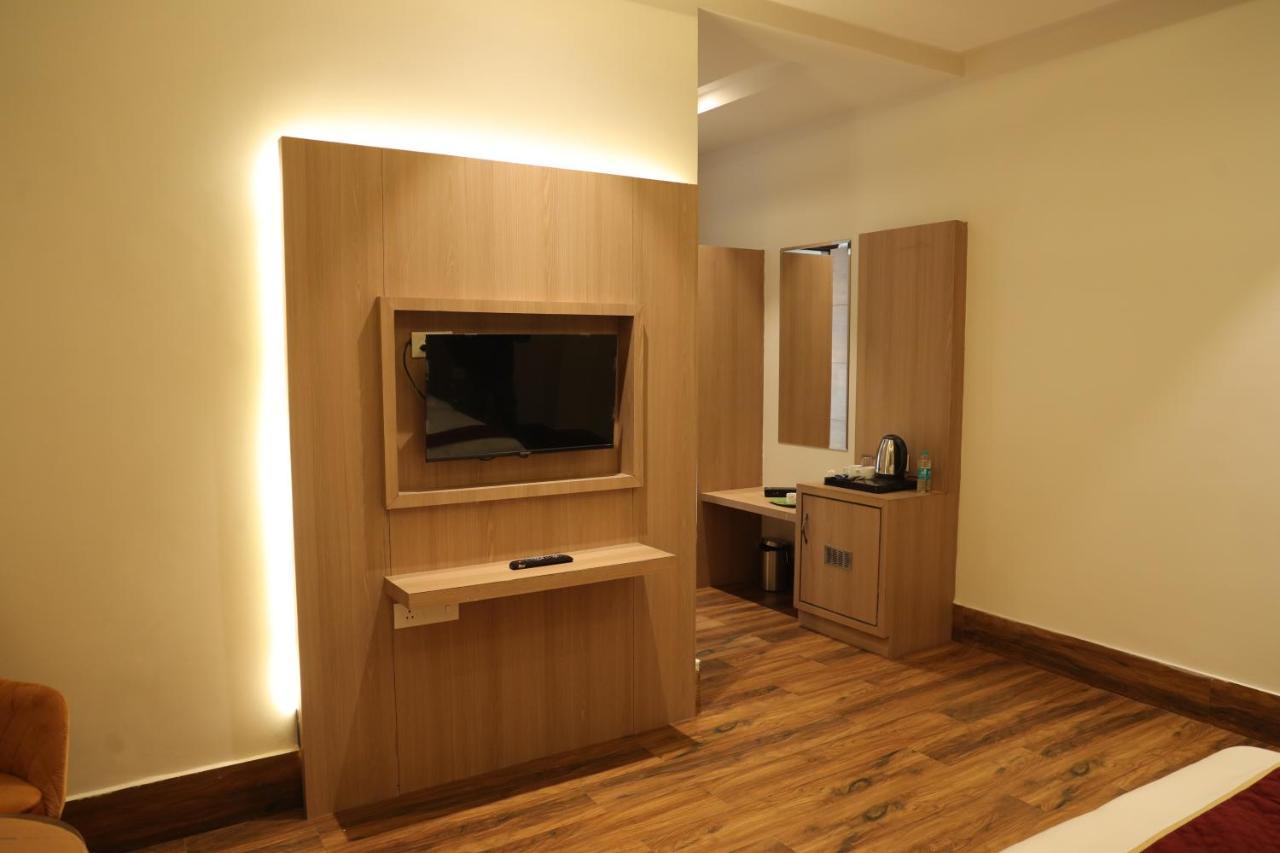 Hotel Crown Savoy, Near Railway Station & Guru Nanak Dev University Amritsar Exterior photo