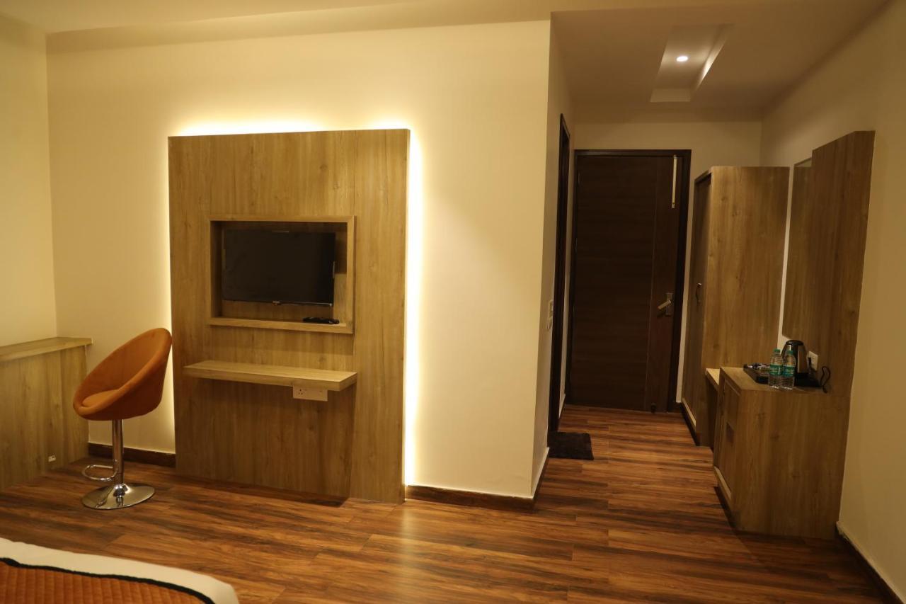 Hotel Crown Savoy, Near Railway Station & Guru Nanak Dev University Amritsar Exterior photo