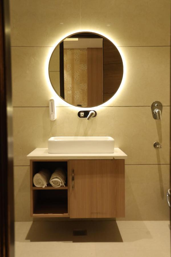 Hotel Crown Savoy, Near Railway Station & Guru Nanak Dev University Amritsar Exterior photo