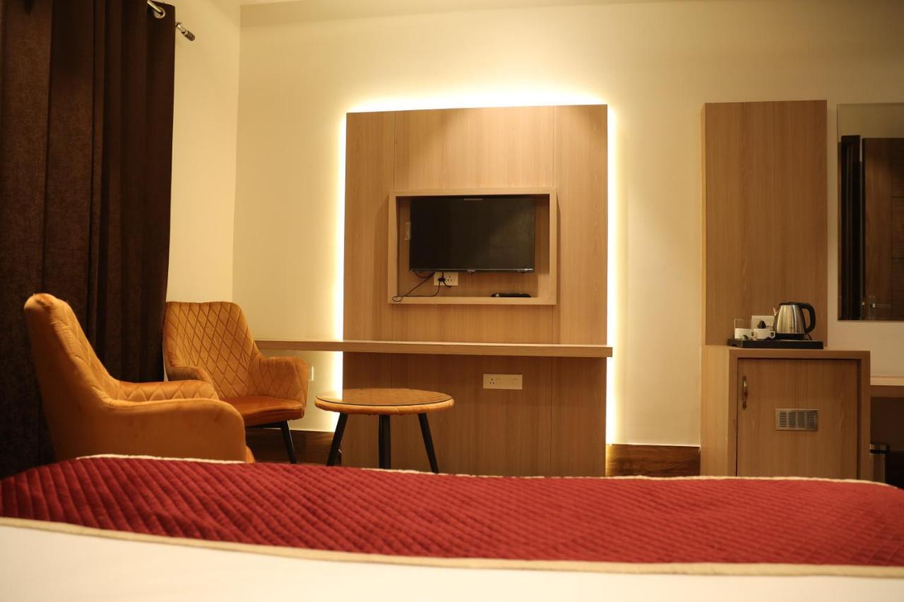 Hotel Crown Savoy, Near Railway Station & Guru Nanak Dev University Amritsar Exterior photo