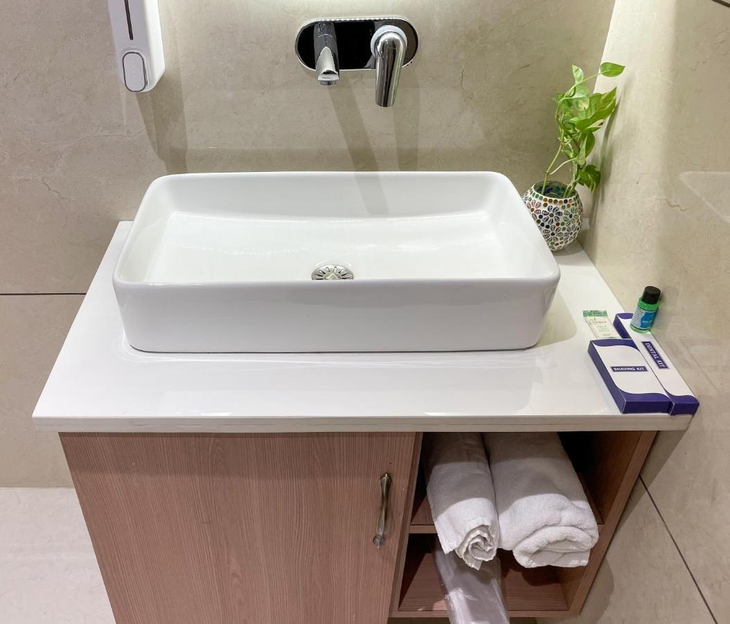 Hotel Crown Savoy, Near Railway Station & Guru Nanak Dev University Amritsar Exterior photo