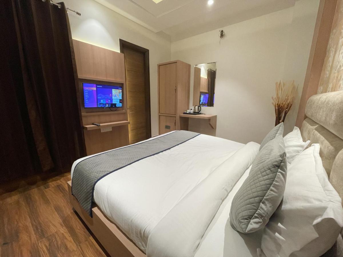 Hotel Crown Savoy, Near Railway Station & Guru Nanak Dev University Amritsar Exterior photo