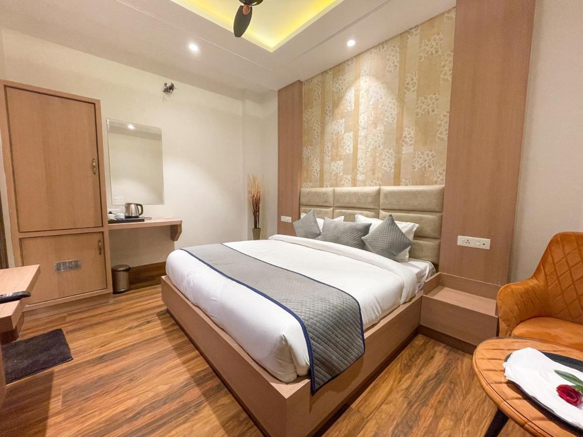 Hotel Crown Savoy, Near Railway Station & Guru Nanak Dev University Amritsar Exterior photo