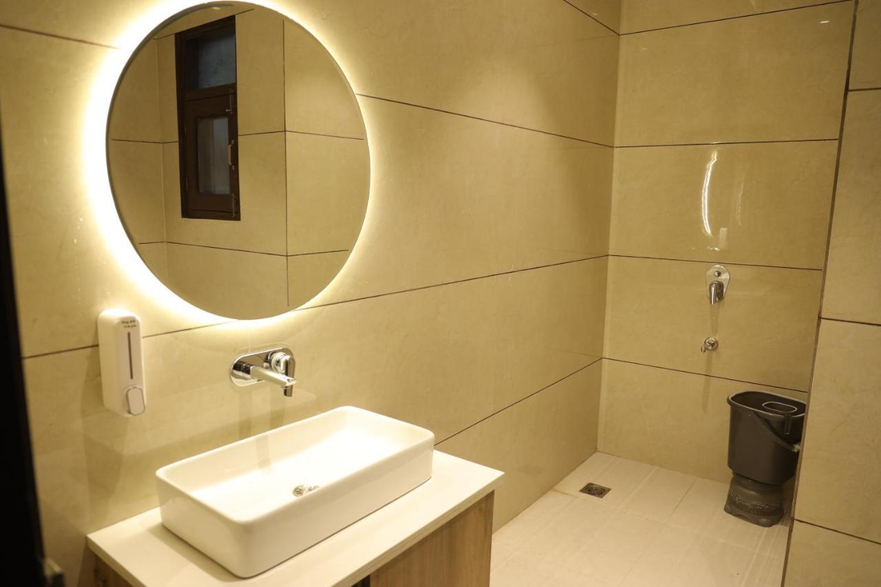 Hotel Crown Savoy, Near Railway Station & Guru Nanak Dev University Amritsar Exterior photo