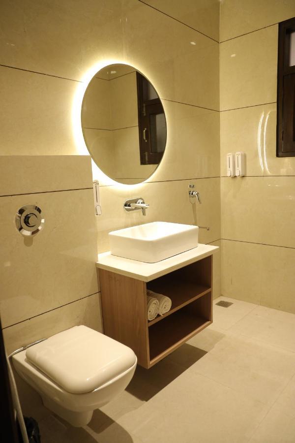 Hotel Crown Savoy, Near Railway Station & Guru Nanak Dev University Amritsar Exterior photo