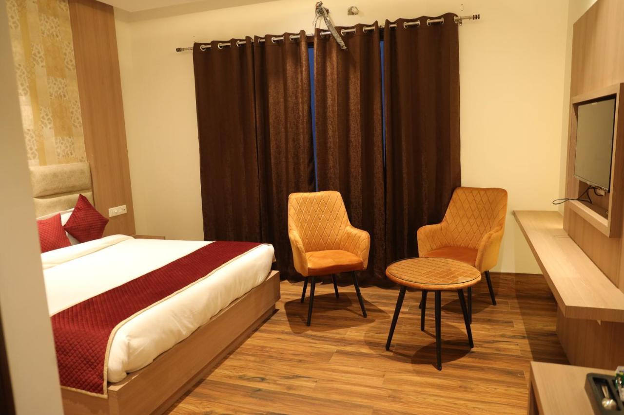 Hotel Crown Savoy, Near Railway Station & Guru Nanak Dev University Amritsar Exterior photo