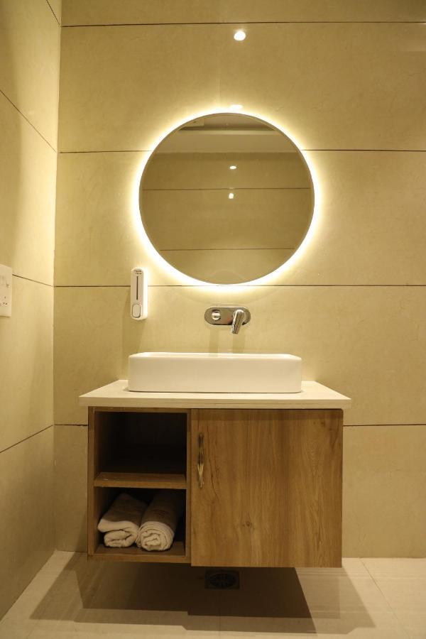 Hotel Crown Savoy, Near Railway Station & Guru Nanak Dev University Amritsar Exterior photo