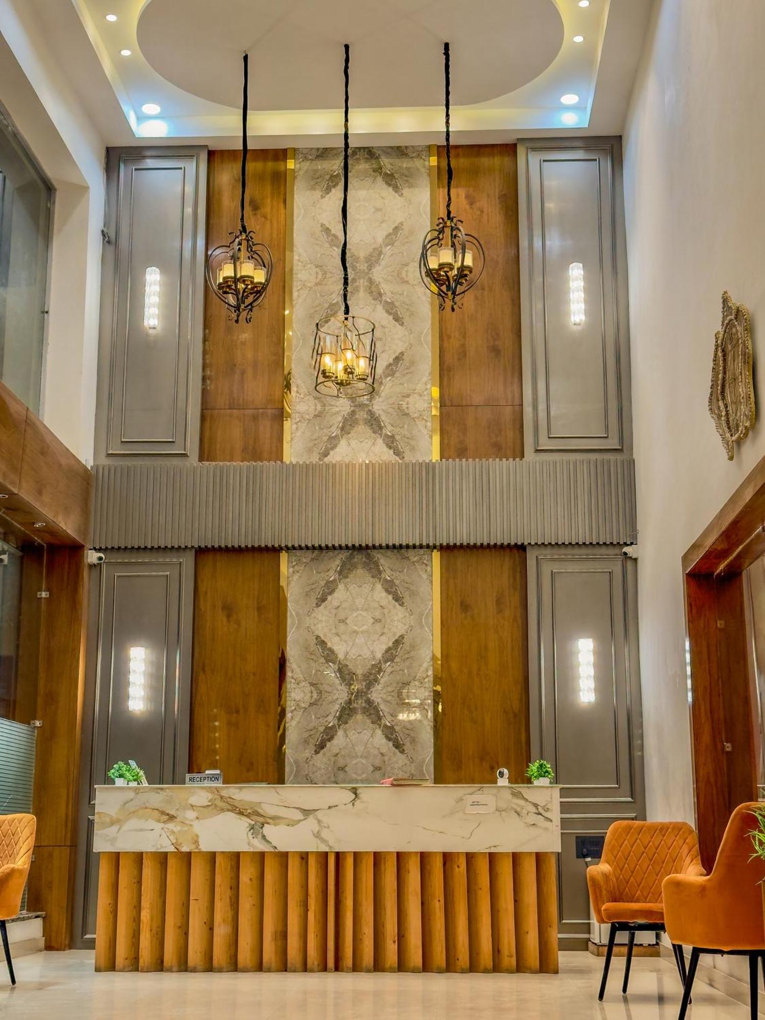 Hotel Crown Savoy, Near Railway Station & Guru Nanak Dev University Amritsar Exterior photo