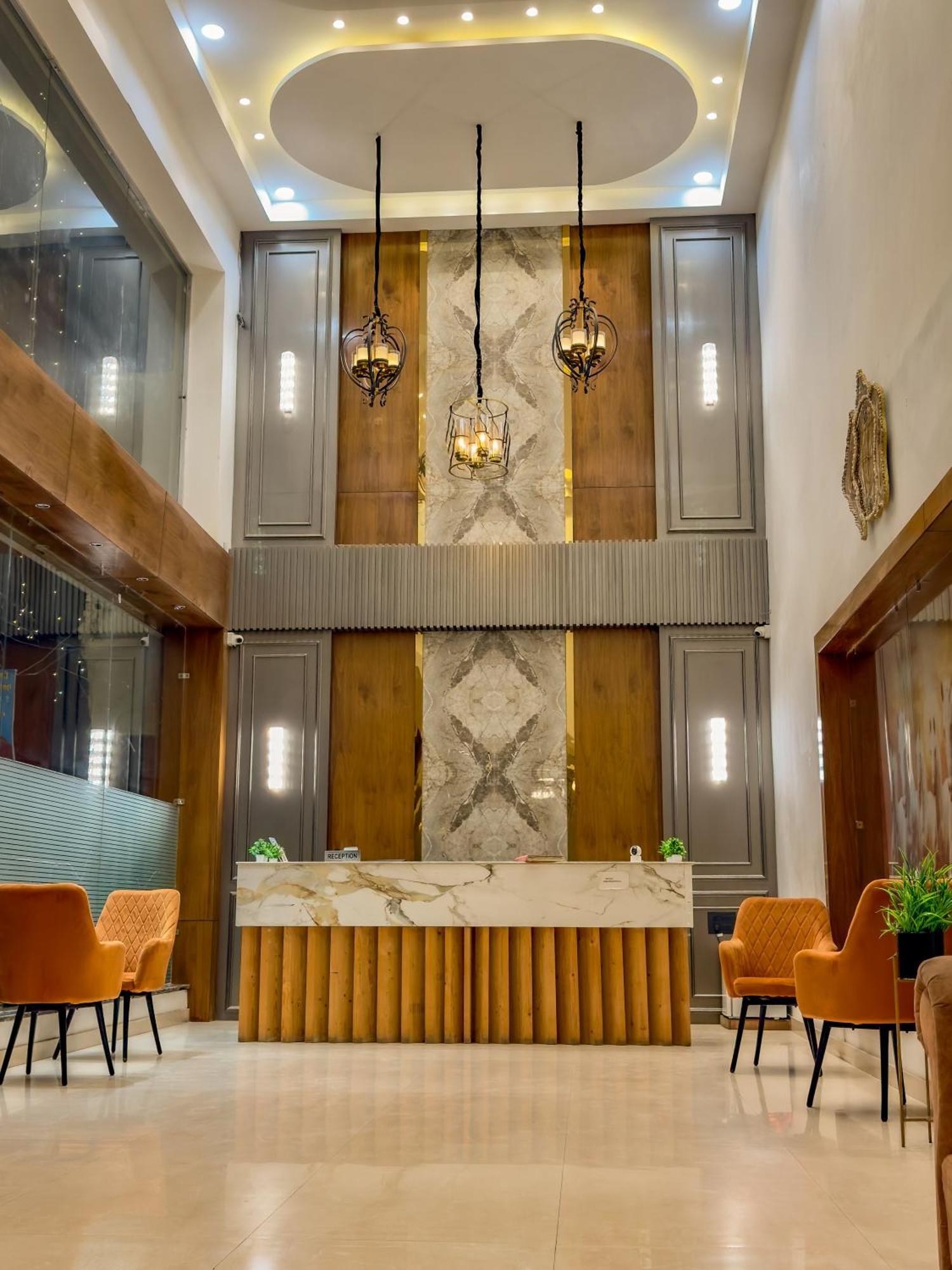 Hotel Crown Savoy, Near Railway Station & Guru Nanak Dev University Amritsar Exterior photo