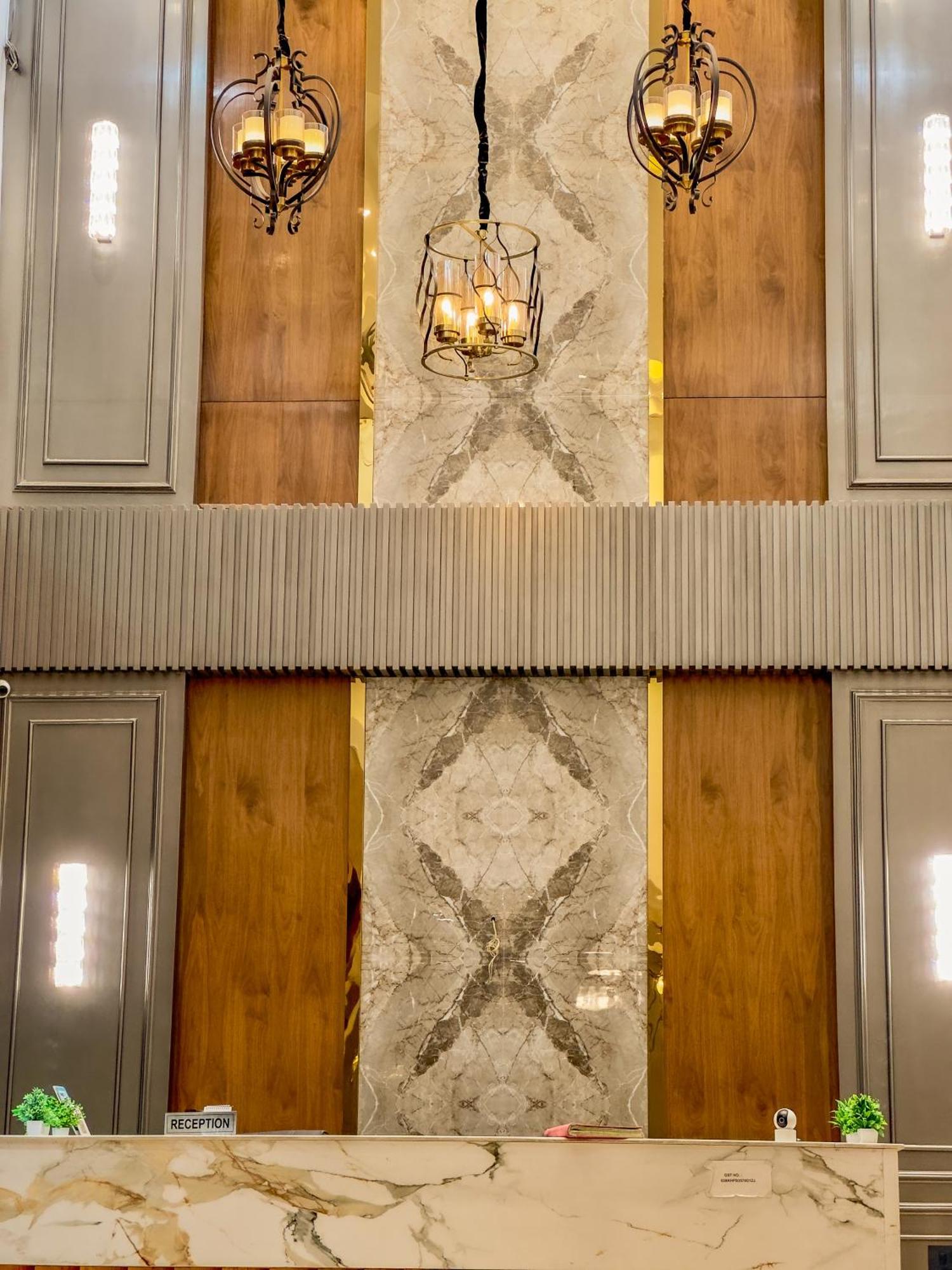 Hotel Crown Savoy, Near Railway Station & Guru Nanak Dev University Amritsar Exterior photo